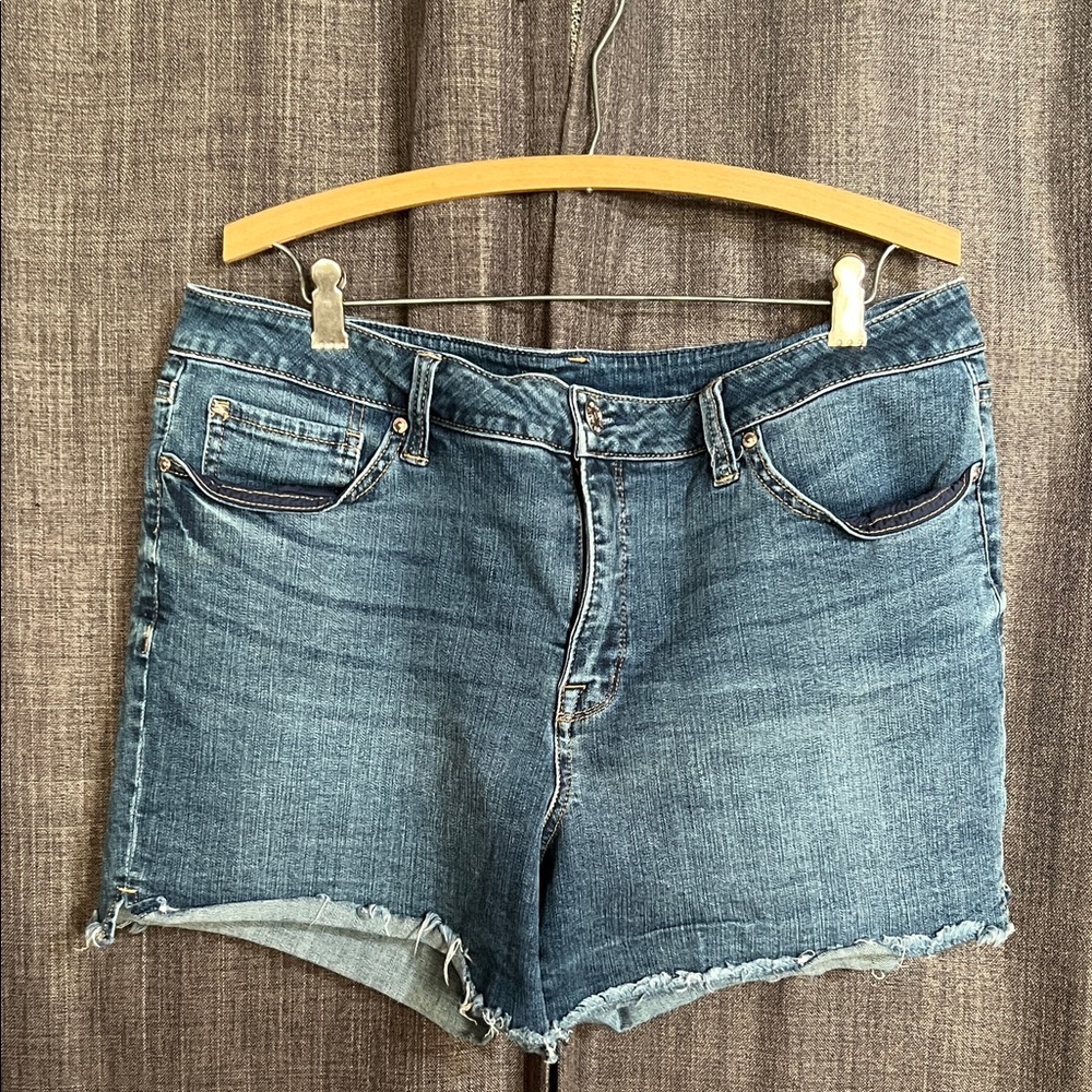 Seven7 raw hem denim jean shorts size 16
